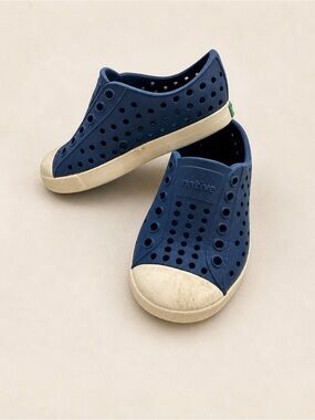 Native Jefferson Kids Water Shoes in Navy and Cream / Summer Vacation Slip on